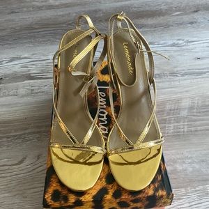 Gold heels, perfect for Halloween !